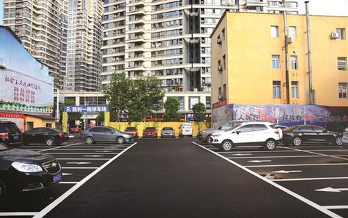 宜昌闹市利用闲置土地建停车场 缓解交通压力