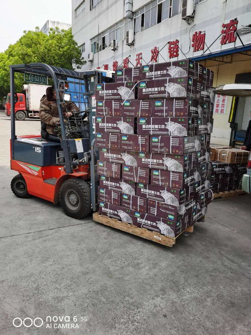 良誉食品仓库工作人员忙碌工作图