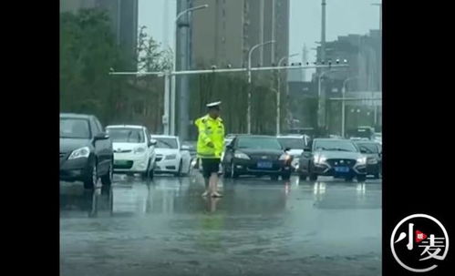 商丘普降大到暴雨 积水淹没到膝盖 交警光脚淌水指挥交通